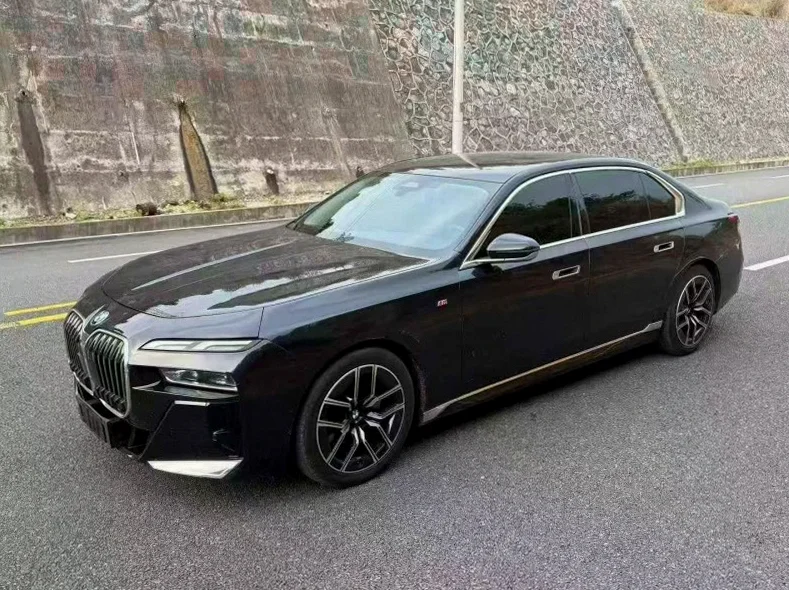 宝马7系 正面外观二