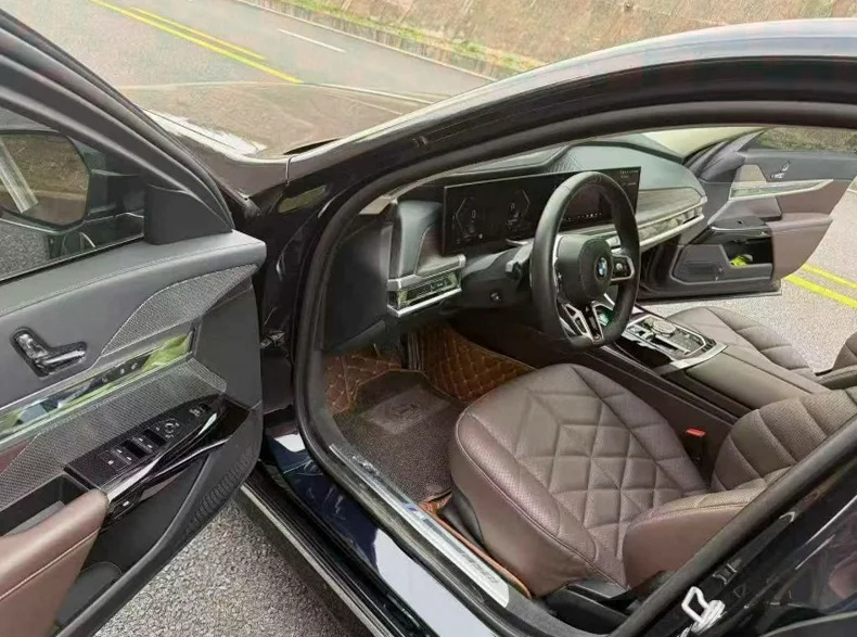 宝马7系 后面外观一