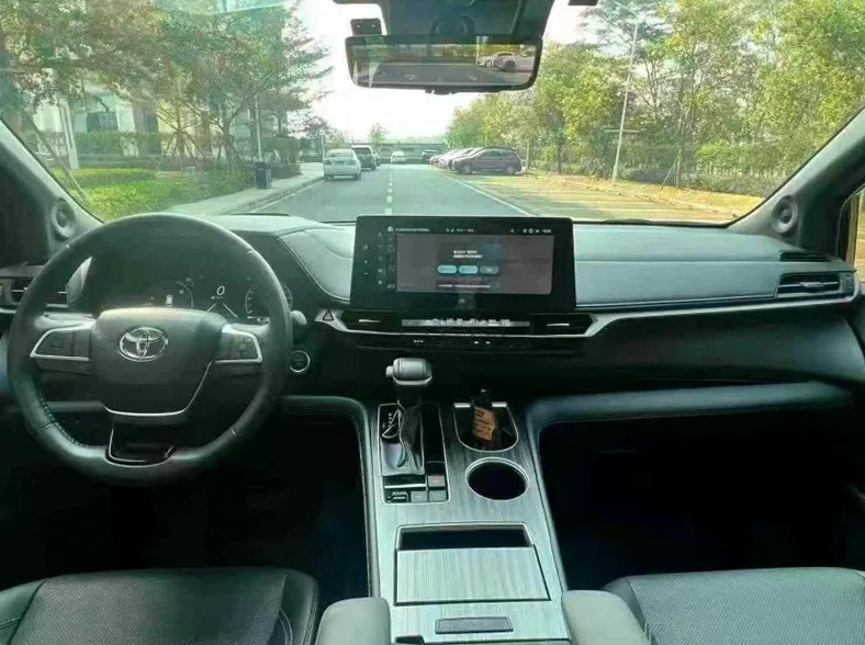 丰田塞纳 后面外观一