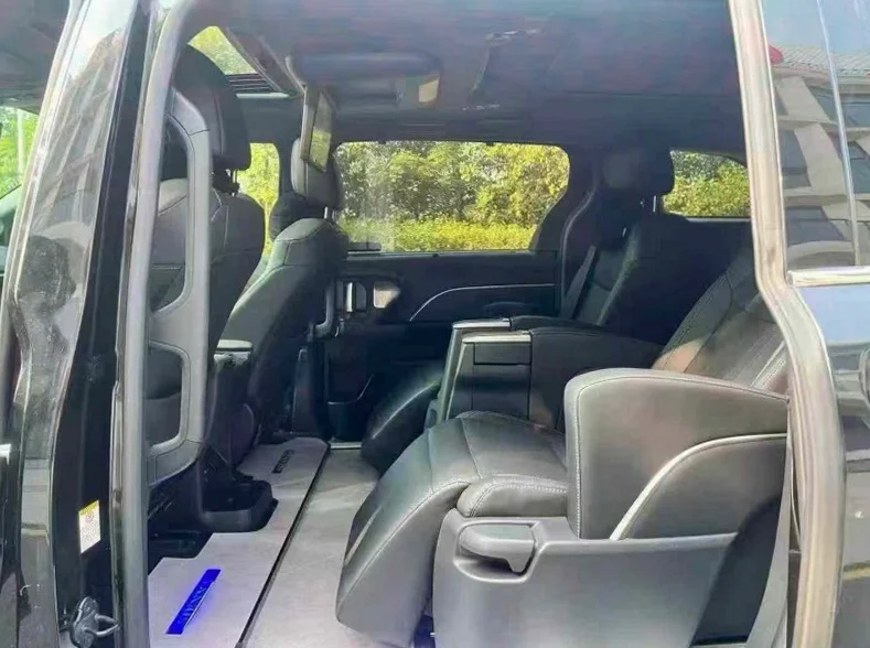 丰田塞纳 后面外观二