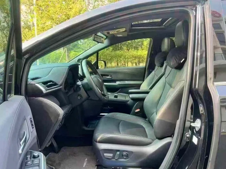 丰田塞纳 后面外观三