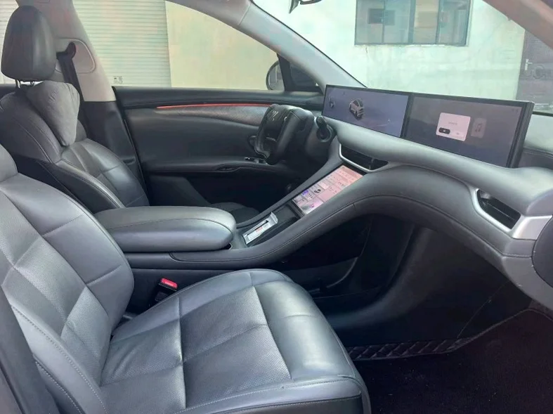 智己LS6 正面外观三