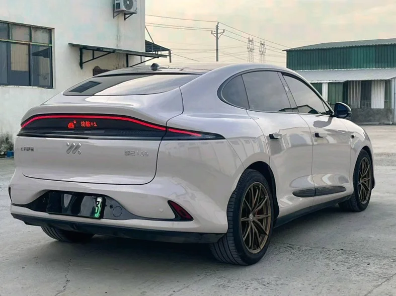 智己LS6 后面外观二