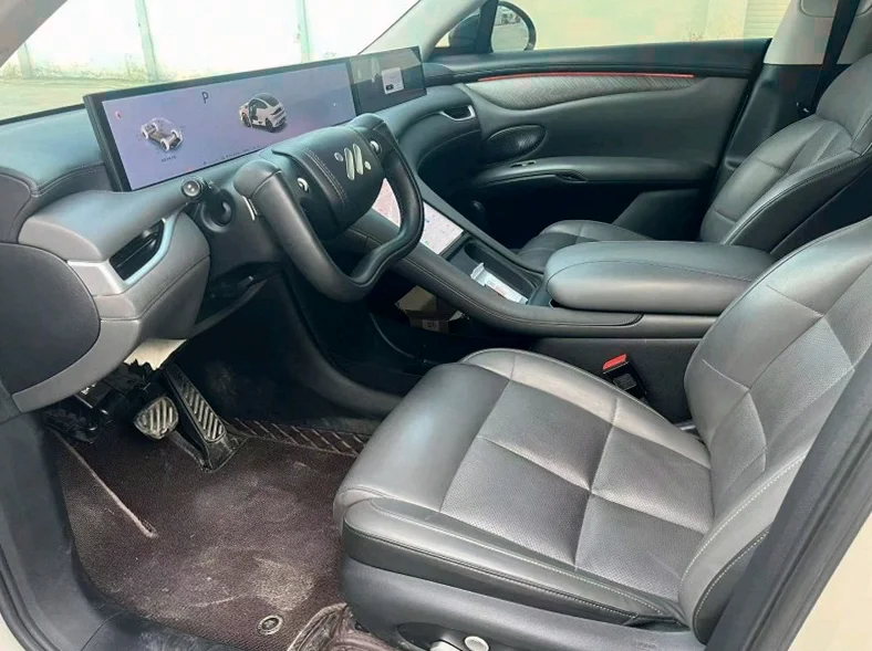 智己LS6 内饰前排