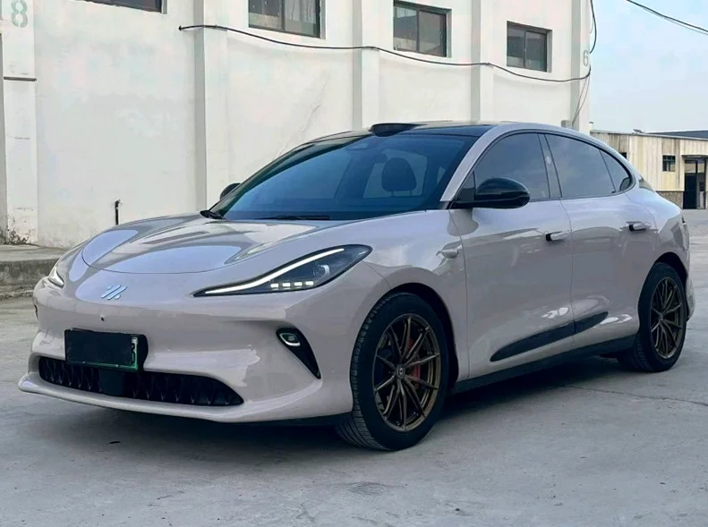 智己LS6 正面外观二