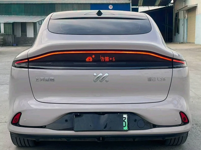 智己LS6 后面外观三