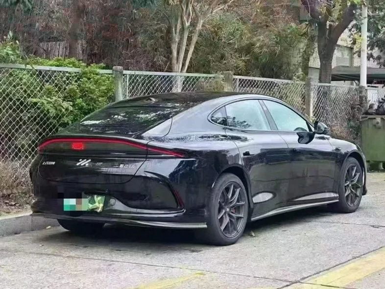 智己L6 内饰后排