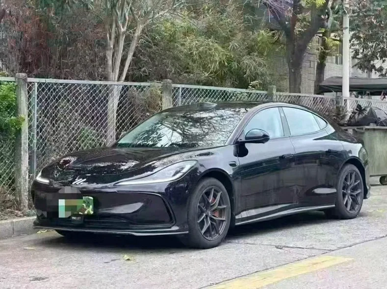 智己L6 正面外观三