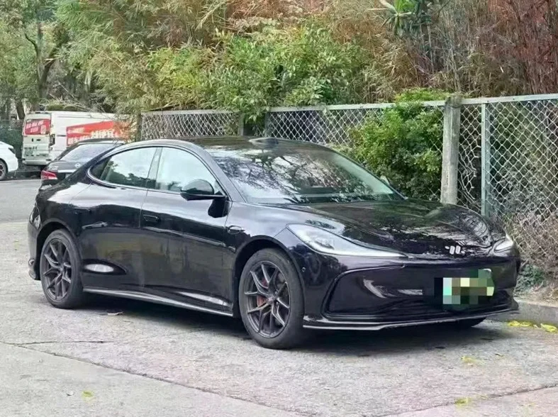 智己L6 正面外观二