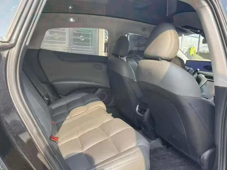 智己L6 内饰前排