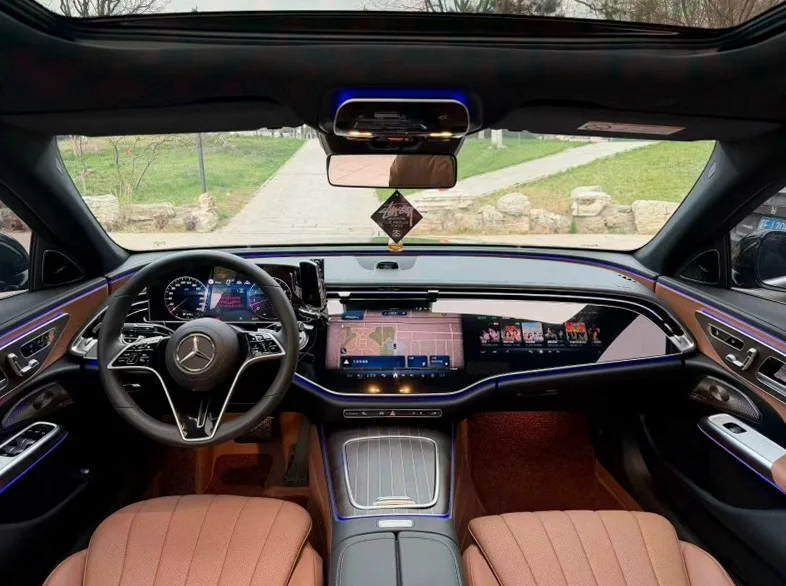 奔驰E 内饰后排