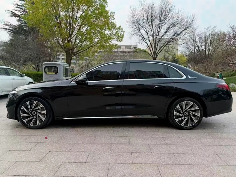 奔驰E 后面外观一