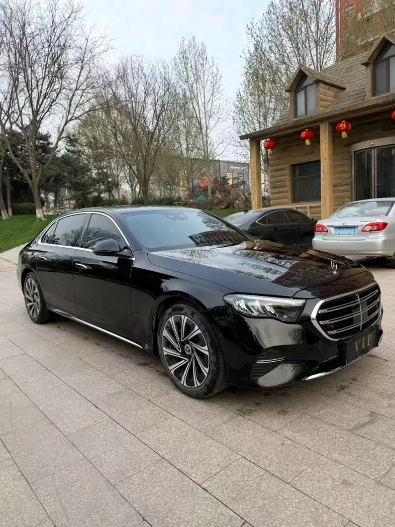 奔驰E 正面外观三