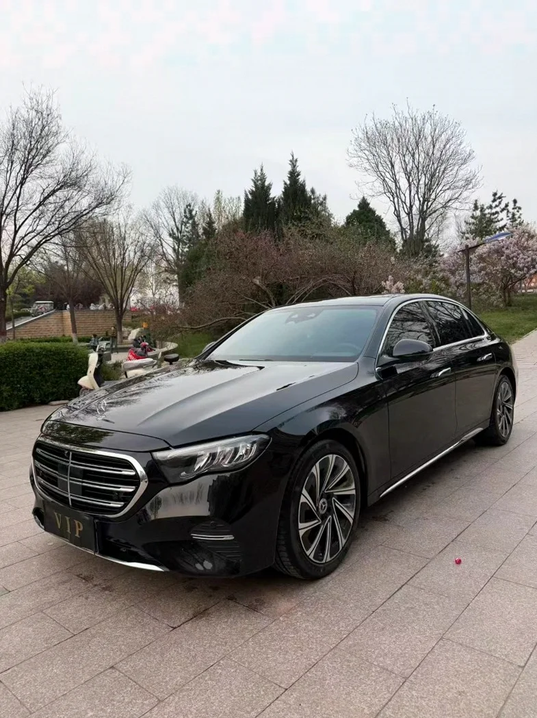 奔驰E 正面外观二