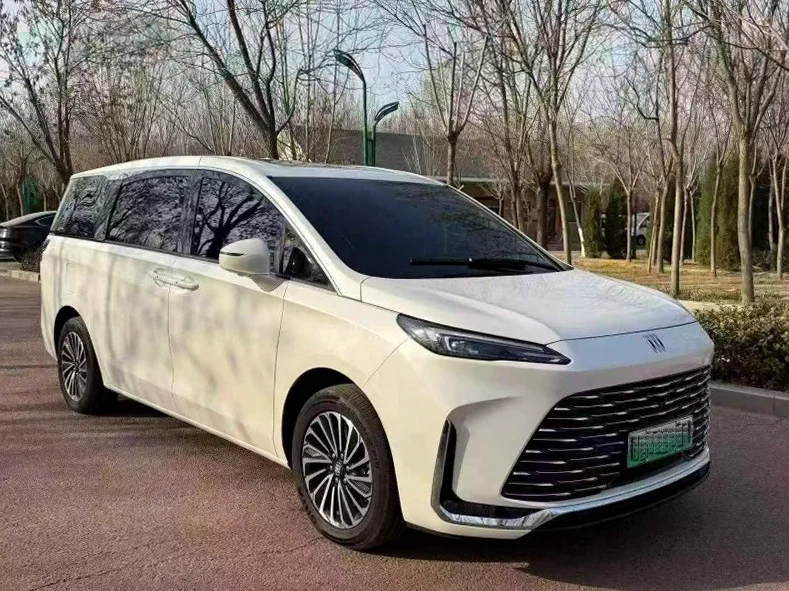 别克GL8 正面外观三