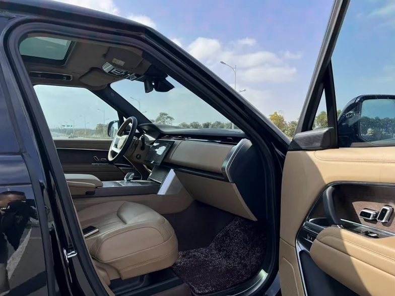 路虎揽胜行政 内饰前排