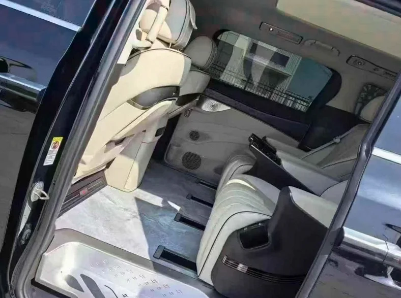 腾势D9 后面外观一