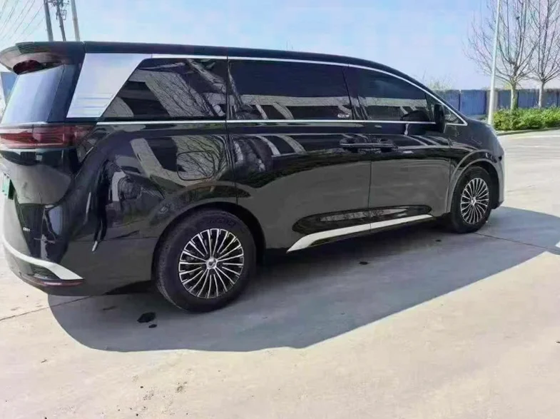 腾势D9 内饰前排