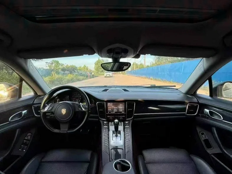 保时捷帕拉梅拉 正面外观三