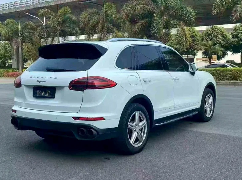 保时捷卡宴 驾驶室