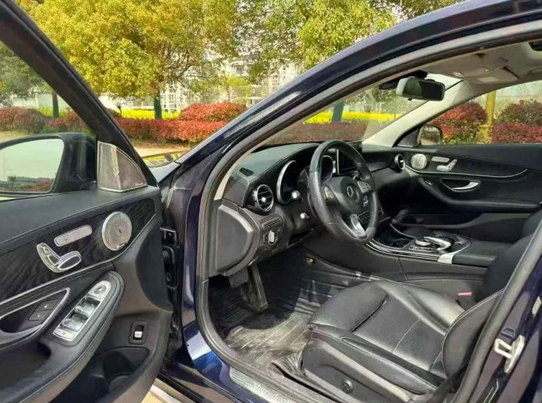 奔驰C 后面外观一