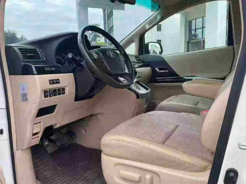 丰田埃尔法 后面外观一