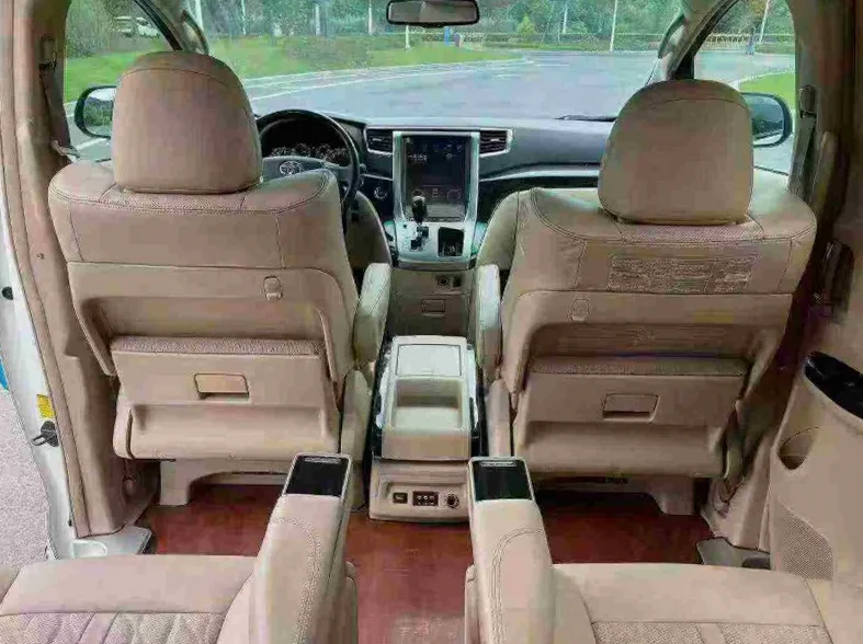 丰田埃尔法 后面外观二