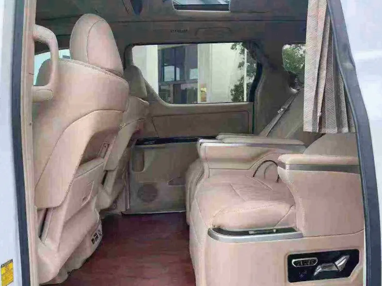 丰田埃尔法 后面外观三