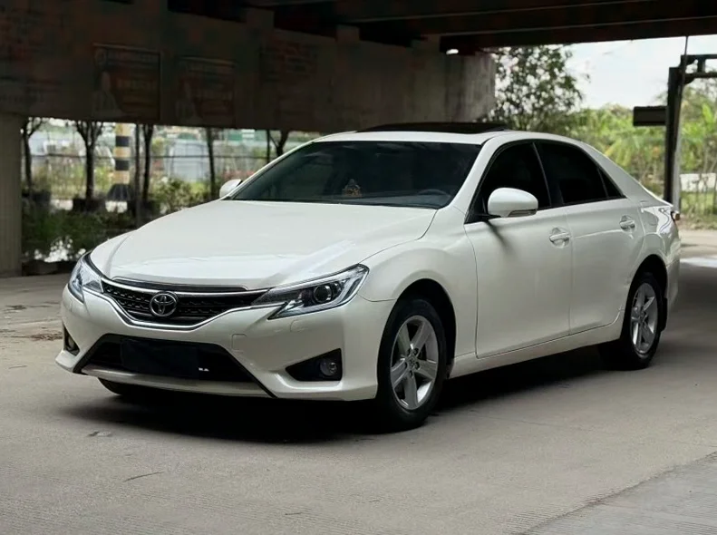 丰田锐志 正面外观三