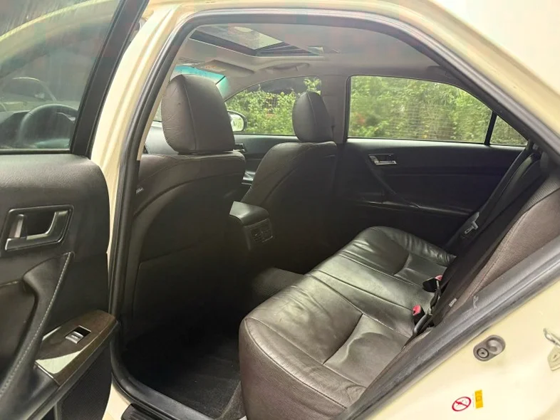 丰田锐志 后面外观三