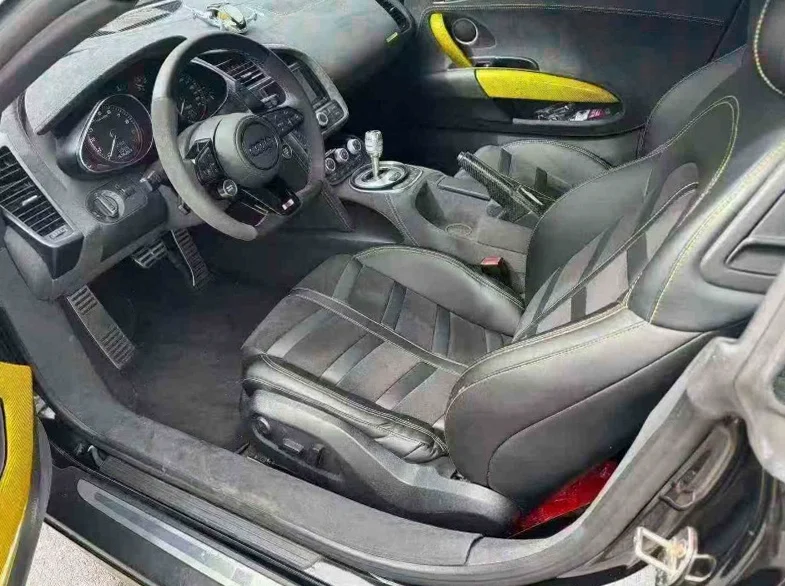 奥迪R8 后面外观一