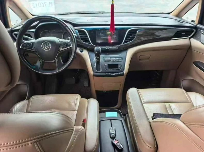 别克GL8 后面外观一