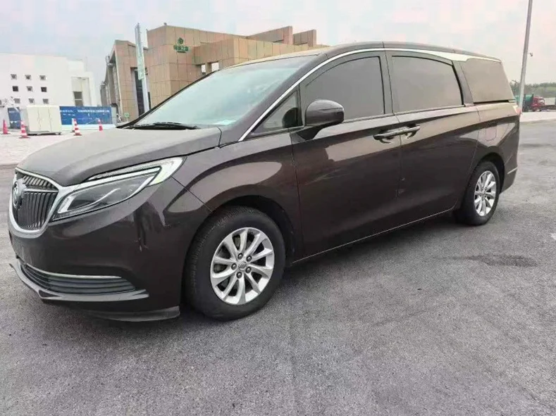 别克GL8 正面外观二