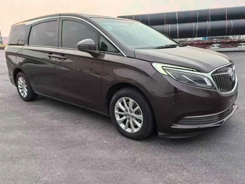 别克GL8 正面外观三