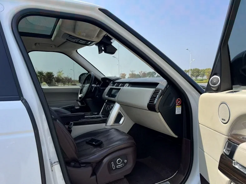 路虎揽胜行政 后面外观一