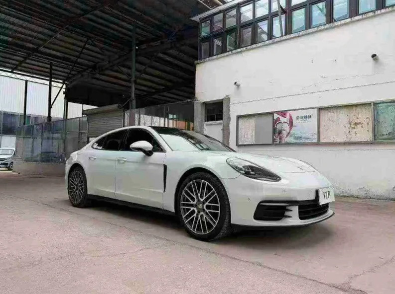 保时捷帕拉梅拉 正面外观三