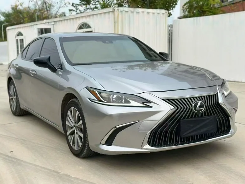 雷克萨斯ES 正面外观二