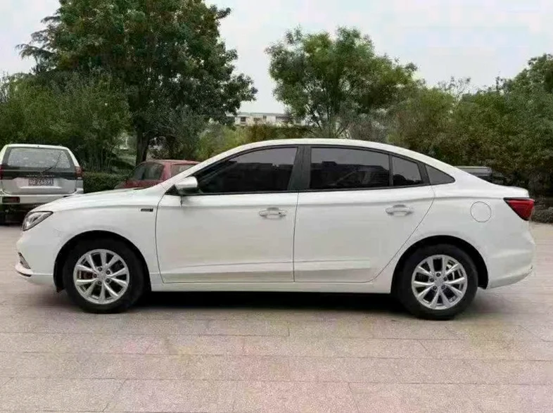 荣威i5 内饰后排