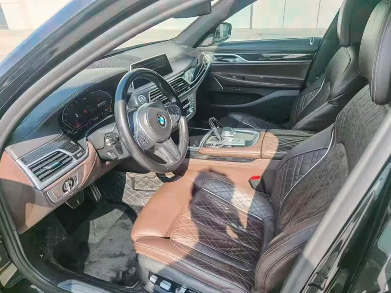 宝马7系 后面外观一