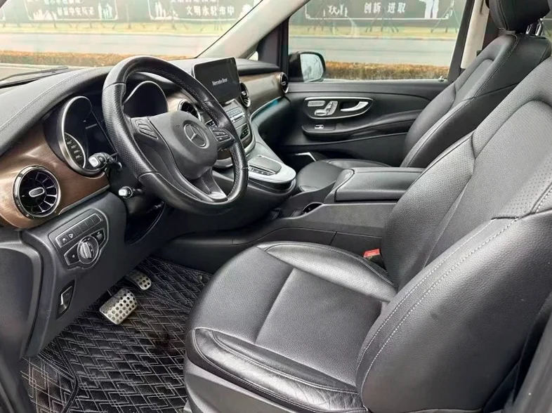 奔驰V 后面外观三