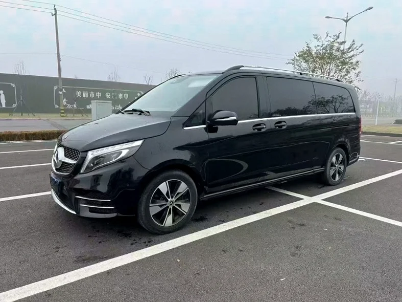 奔驰V 正面外观二