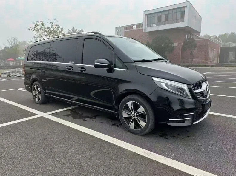 奔驰V 正面外观三