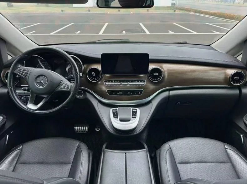 奔驰V 后面外观二