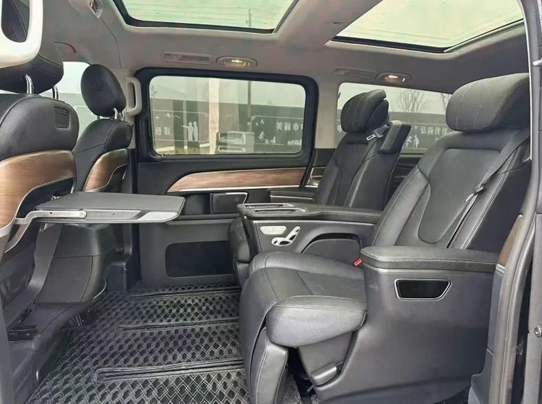 奔驰V 后面外观一