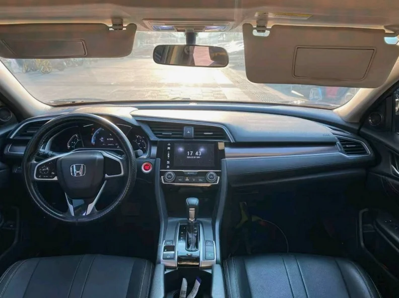 本田思域 后面外观一