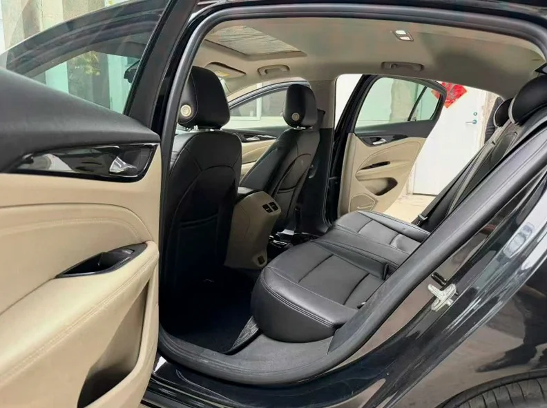 别克君威 内饰后排