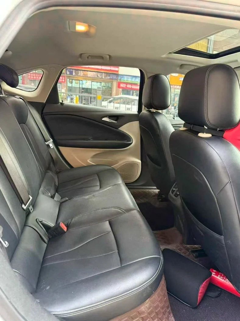 别克威朗 后面外观一