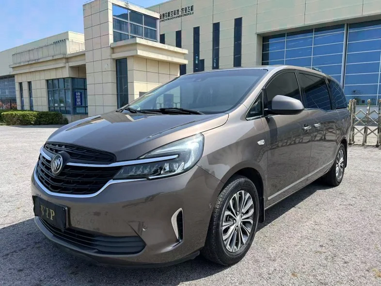 别克GL8 正面外观三