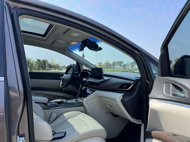 别克GL8 后面外观一