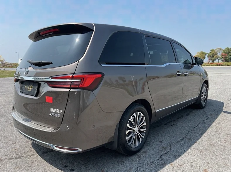 别克GL8 正面外观二